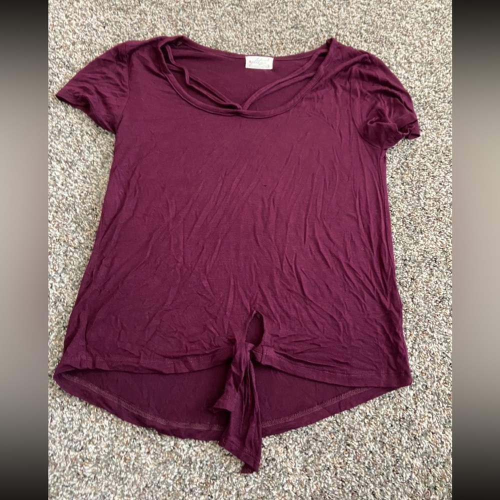 Glitz women’s size small maroon flowy shirt